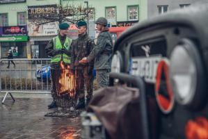 Milicja i ZOMO pałowały manifestantów. Rekonstrukcja historyczna na pl. Kościuszki